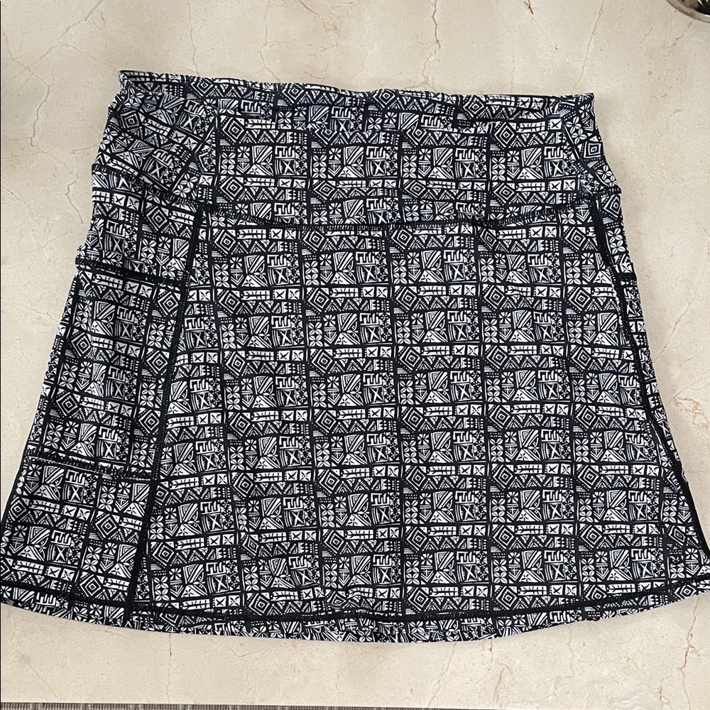 KAVU Black and White Geometric Women's Skort